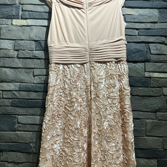 Elegant Cream Sleeveless Dress - Picture 6 of 6